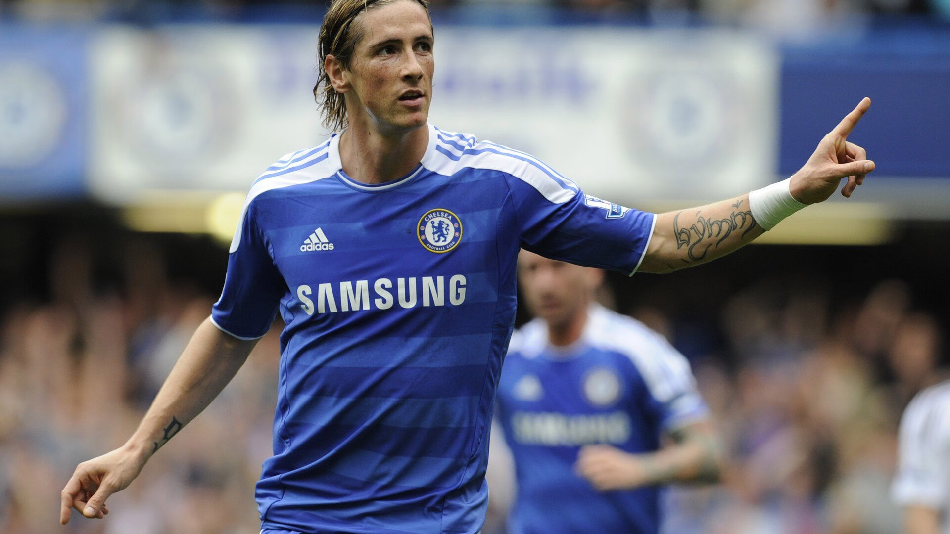 曼城高压逼抢严密,蓝月亮争夺榜首,曼城是不是叫蓝月亮